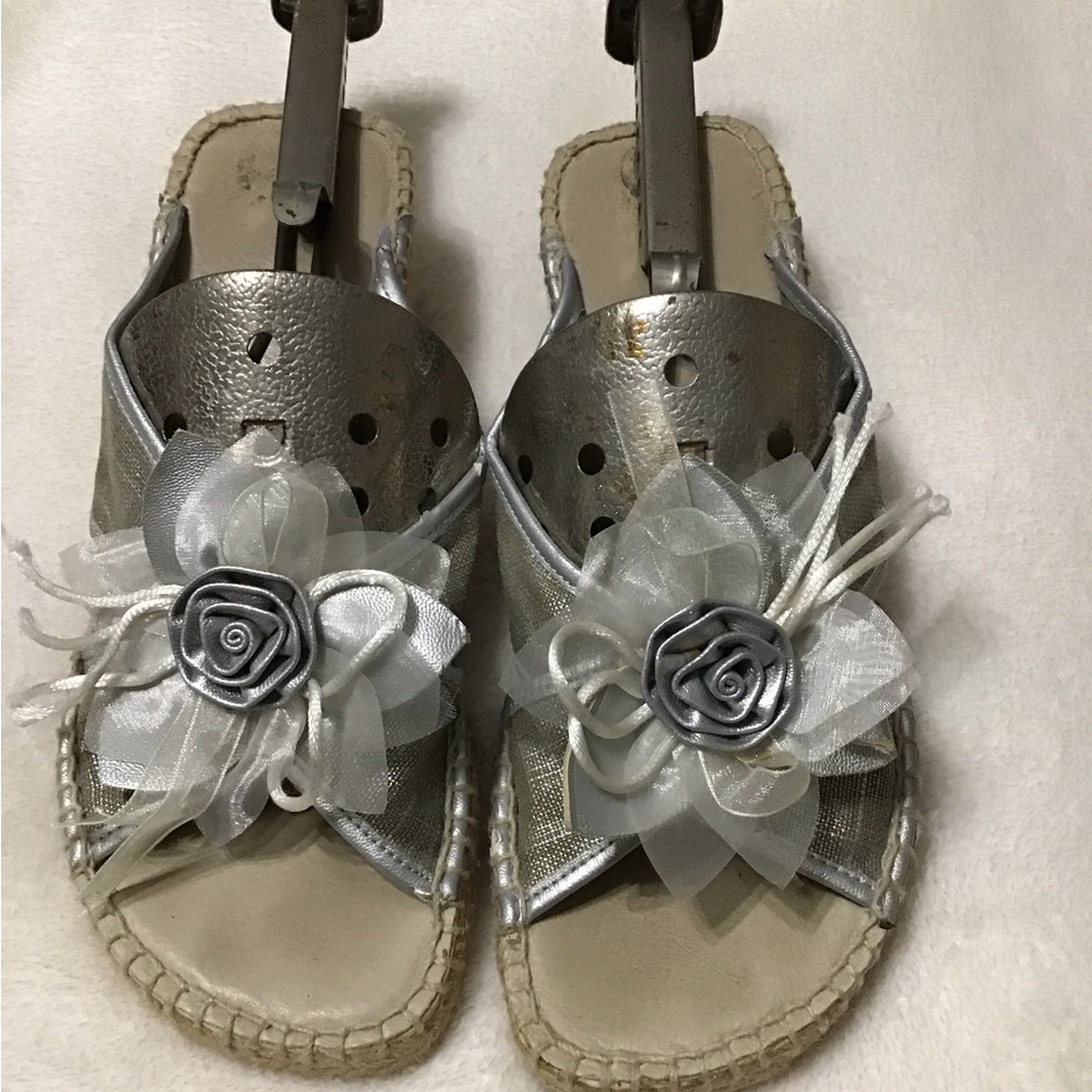 Women’s size 6 shoes / sandals/ Adrienne Vittadini